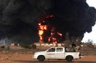 Silné exploze otřásly už ve středu dvěma z celkového počtu šesti ropných terminálů v zemi. Zasažen byl Rás Lanúf a Sidír na východě země.