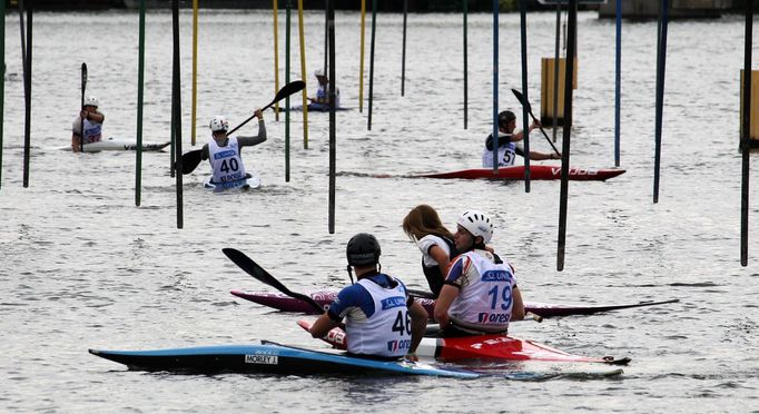 Vodní slalomáři před startem na Světovém poháru 2012 v pražské Tróji.