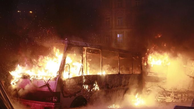 Během ostrých střetů v Kyjevě se ocitl v plamenech i policejní autobus.