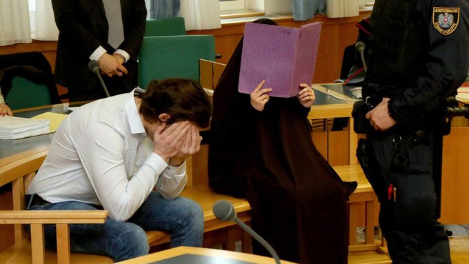 16letá Rakušanka se svým o dva roky starším přítelem minulý týden před vídeňským soudem. Dívka, radikální muslimka, chtěla vycestovat do Sýrie, soud ale nenašel důkazy, že by vědomě podporovala IS.