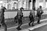 Argentinští vojáci hlídkují 4.května 1982 v Port Stanley (Archivní foto květen 1982)
