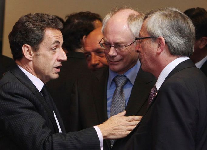 Tak co tomu říkáš? Aneb diskuse čerstvě zvoleného šéfa EU Van Rompuye (uprostřed) s francouzským prezidentem Nicolasem Sarkozym (vlevo) a lucemburským premiérem Jean-Clausem Junckerem.