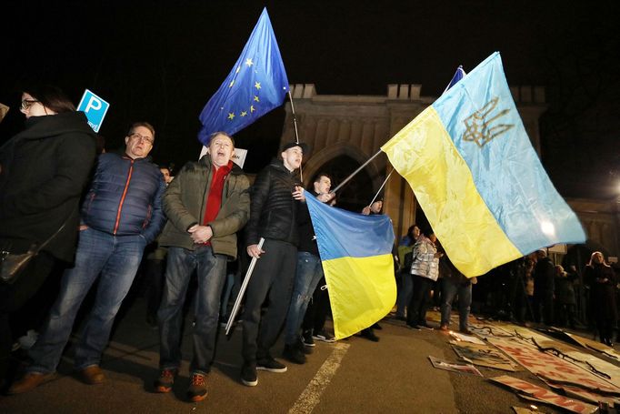 Záběry z pražské demonstrace před ruskou ambasádou na podporu napadené Ukrajině.