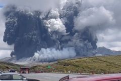 Vybuchla japonská sopka Aso. Video ukazuje, jak se k autům valí kouř a popel
