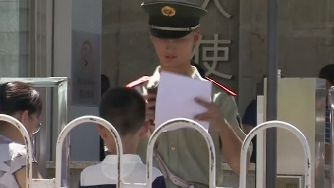 Čínská policie zasahovala u americké ambasády v Pekingu. Muž zde odpálil výbušninu.