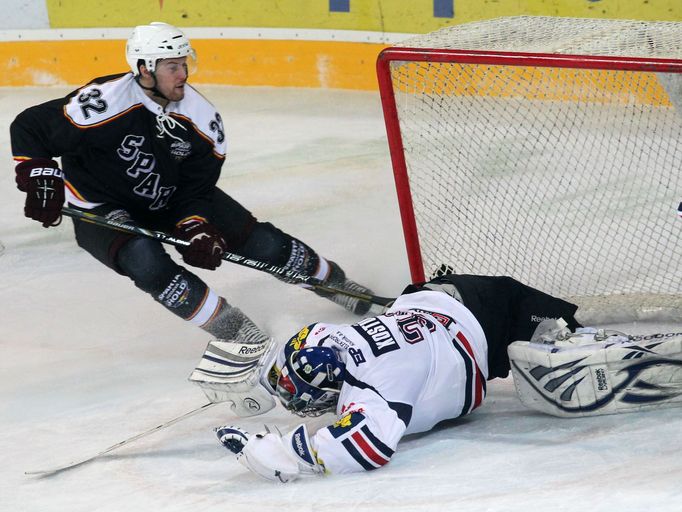 Extraliga, Sparta Praha - Piráti Chomutov: Zdeněk Bahenský - Matúš Kostúr