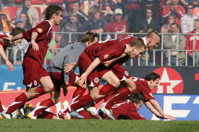 Fotbalisté klubu AC Sparta Praha slaví vítězství v utkání Gambrinus ligy.