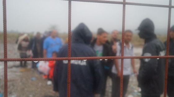 Příchod uprchlíků do tábora u Gevgelije.