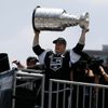 Kapitán Los Angeles Kings - Dustin Penner pózuje se Stanley Cupem během slavnostní jízdy městem.
