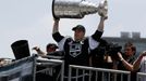 Kapitán Los Angeles Kings - Dustin Penner pózuje se Stanley Cupem během slavnostní jízdy městem.