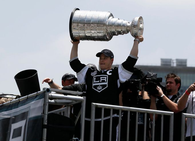 Kapitán Los Angeles Kings - Dustin Penner pózuje se Stanley Cupem během slavnostní jízdy městem.