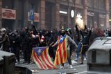 Z barcelonského centra bylo ve večerních hodinách hlášeno násilí. Skupina maskovaných lidí tam začala házet kamení a plechovky na policejní zásahové jednotky.