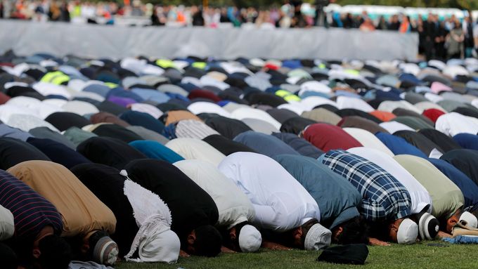 Modlitba muslimů v parku ve městě Christchurch k uctění památky útoku na mešity.