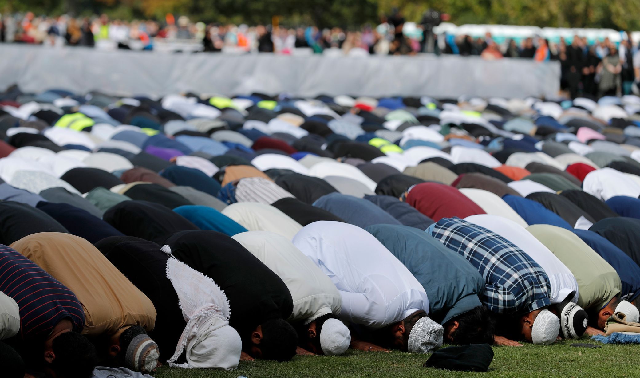 Modlitba muslimů v parku ve městě Christchurch k uctění památky útoku na mešity.