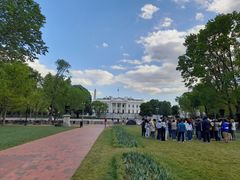 Lidé před Bílým domem v centru Washingtonu DC