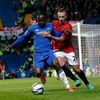 Moses a Büttner v utkání ligového poháru Chelsea vs. Manchester United