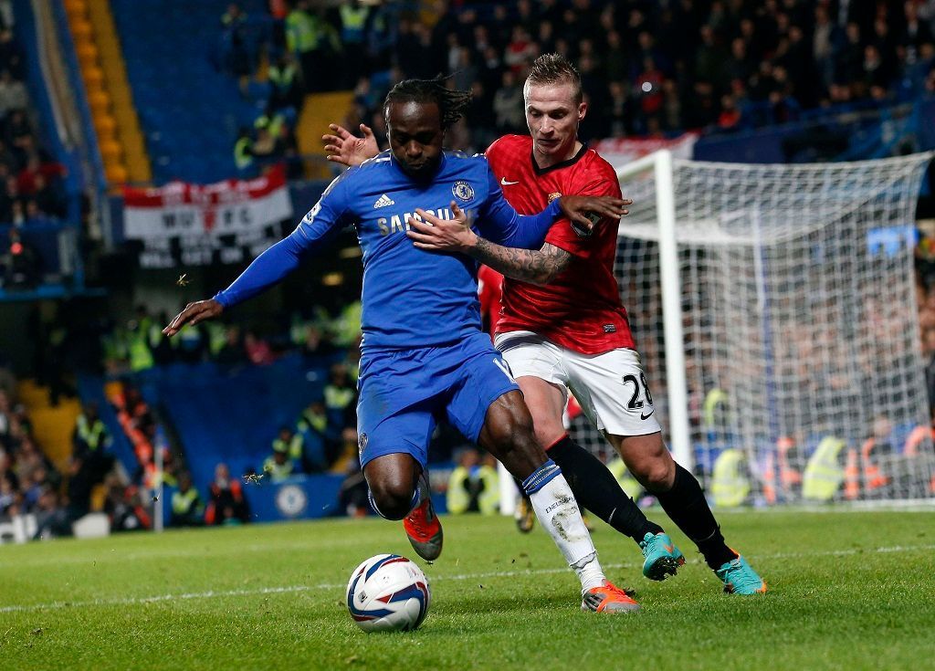 Moses a Büttner v utkání ligového poháru Chelsea vs. Manchester United
