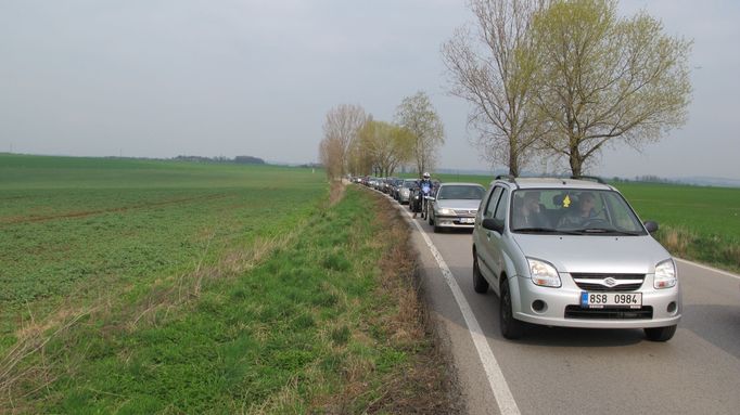 Provoz na křižovatce u Úholiček zastaven, čeká se na kolonu prezidenta.