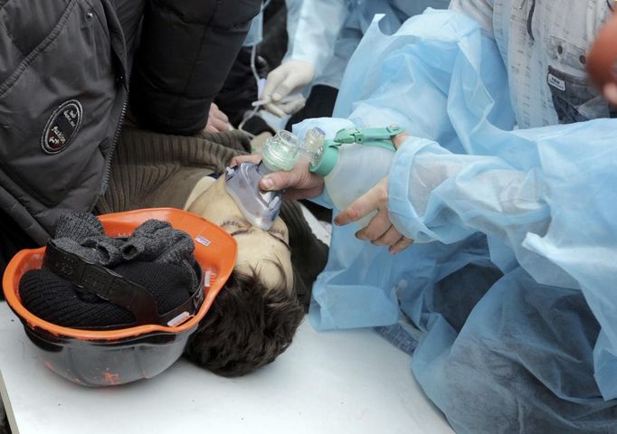 ATTENTION EDITORS - VISUAL COVERAGE OF SCENES OF INJURY OR DEATH - A wounded protester is attended following violence in Independence Square in Kiev February 20, 2014. Uk