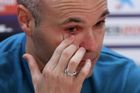 Iniesta jen těžko zadržoval slzy. Po 16 letech a 31 trofejích končí v Barceloně