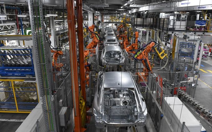 Automatizovaná výroba karoserií v továrně BMW v Mnichově, Německo, 22. října 2021. Ilustrační snímek