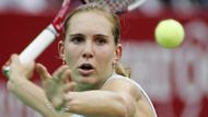Česká tenistka Nicole Vaidišová se soustředí na úder ve čtvrtfinále turnaje v Moskvě proti Amélii Mauresmové.