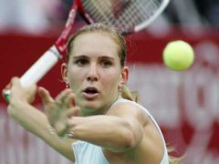 Česká tenistka Nicole Vaidišová se soustředí na úder ve čtvrtfinále turnaje v Moskvě proti Amélii Mauresmové.