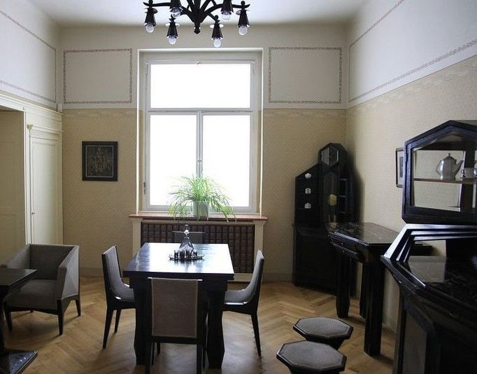 Vojtěch Doležil: Jídelna v kubistickém stylu, po roce 1916, pohled do instalace v Bauerově vile v Libodřicích.