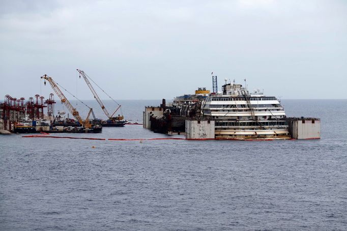 Ztroskotaná výletní loď Costa Concordia poté, co byla stáhnuta z mělčiny.