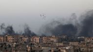 Aleppo se halí do dýmu po jednom z bombardování.