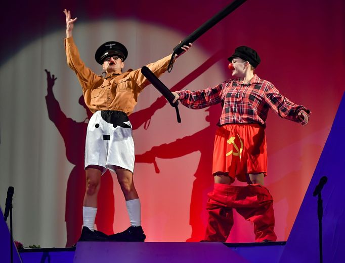 Šárka Býčková v roli SA-mana a Stanislava Hajduková jako komunistka.