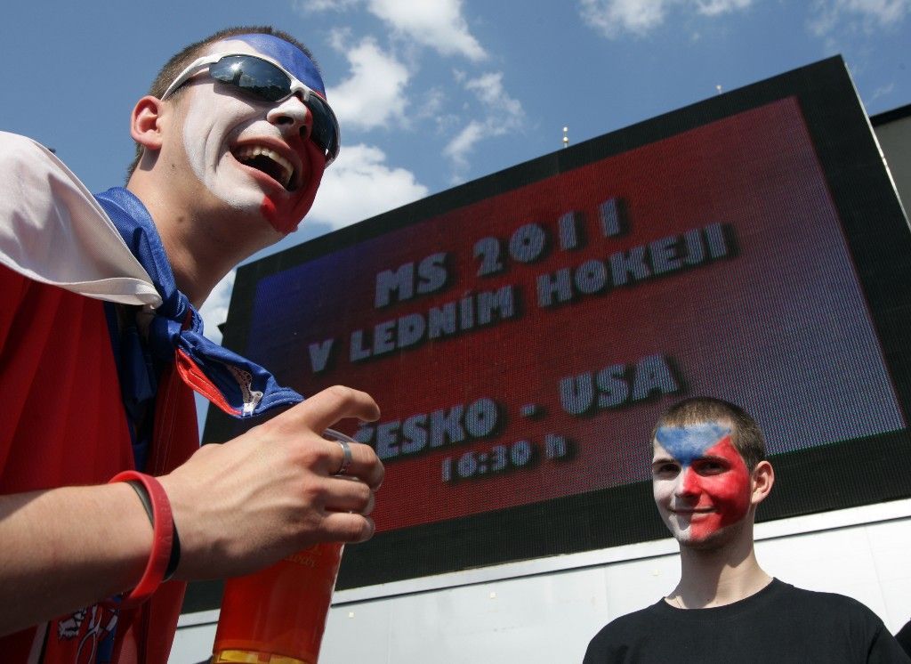 Fanoušci sledují hokej na Staroměstském náměstí