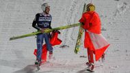 Druhé kolo bylo nakonec kvůli počasí zrušeno, platily výsledky prvního kola. Nový mistr světa Andreas Küttel (vpravo) sbíhá z můstku spolu se Simonem Ammannem, mistrem světa z roku 2007.