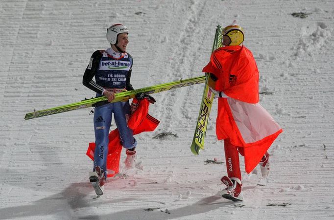 Druhé kolo bylo nakonec kvůli počasí zrušeno, platily výsledky prvního kola. Nový mistr světa Andreas Küttel (vpravo) sbíhá z můstku spolu se Simonem Ammannem, mistrem světa z roku 2007.