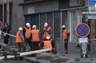 Pár dělníků, rozkopaná Husitská a ucpané ulice. V Praze kvůli uzavírce kolabuje doprava