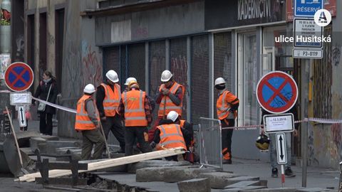 Pár dělníků, rozkopaná Husitská a ucpané ulice. V Praze kvůli uzavírce kolabuje doprava