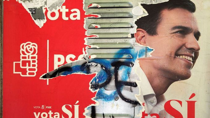 Plakát španělských socialistů (PSOE) s jejich lídrem Pedrem Sánchezem v Madridu.