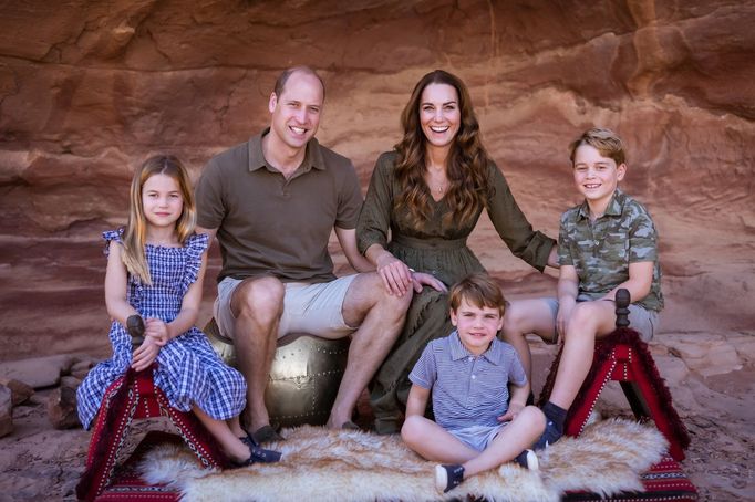 William a Kate vybrali na přání rodinnou fotografii z Jordánska.