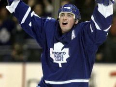 Český obránce Toronta Maple Leafs Tomáš Kaberle se raduje z gólu do sítě Pittsburghu Penguins.