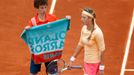 Běloruská tenistka Victoria Azarenková je unavená před posledním míčkem utkání se Slovenskou Dominikou Cibulkovou během osmifinále French Open 2012.