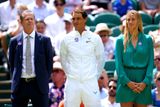 Slavnostní chvíle si užívala celá řada bývalých vítězů travnatého grandslamu. Petra Kvitová den po vyřazení ve třetím kole léčila svůj smutek po boku dalších ikon. Nalevo od dvojnásobné šampionky Wimbledonu stojí Švéd Stefan Edberg a Španěl Rafael Nadal.