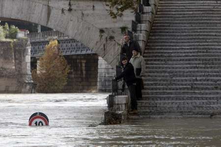 Turisté v italské metropoli pozorují zvedající se hladinu Tibery