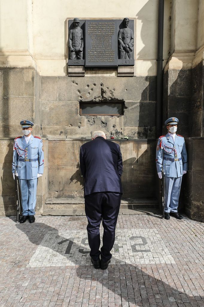 Frank-Walter Steinmeier při uctění památky parašutistů.