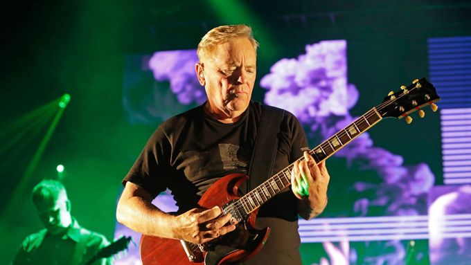 Tváří New Order je kytarista a zpěvák Bernard Sumner.