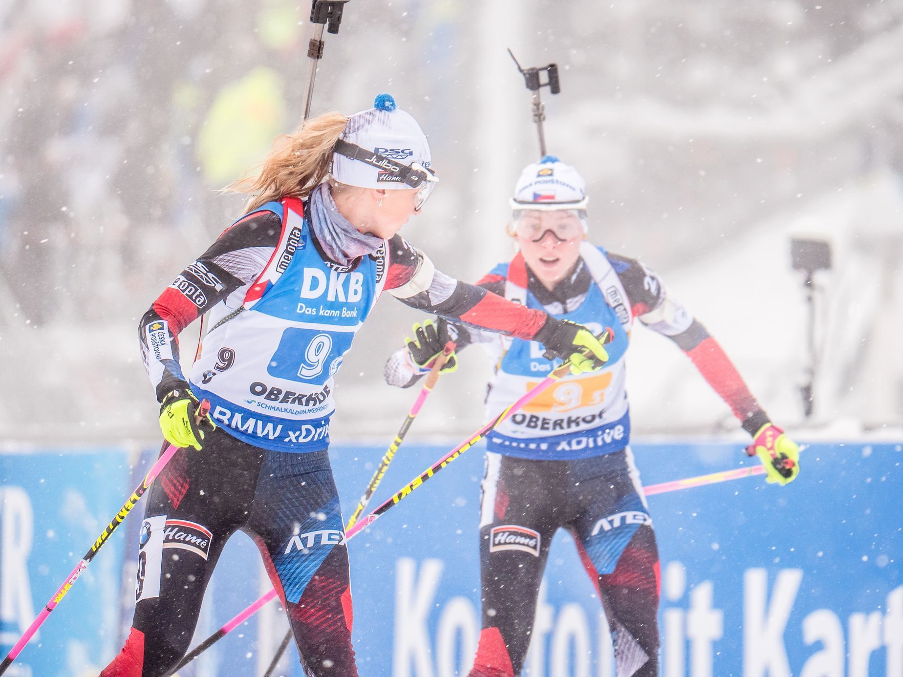 SP v biatlonu 2018/19, Oberhof, štafeta žen: Eva Puskarčíková (v popředí) a Markéta Davidová