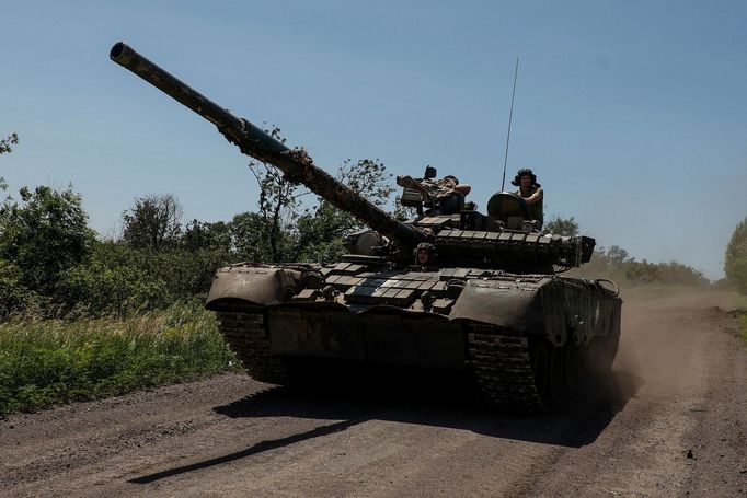 Tank T-80 ukrajinské armády blízko frontové linie v Doněcké oblasti.