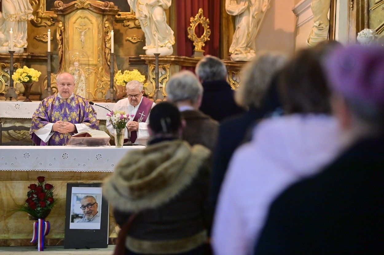 Bohoslužba věnovaná zesnulému českému politikovi a aristokratovi Karlu Schwarzenbergovi v Čimelicích