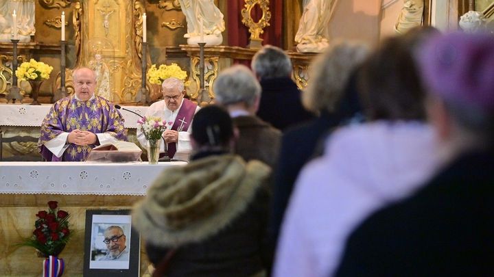 Na bohoslužbu za Schwarzenberga přišly desítky lidí, pohřeb bude až za tři týdny; Zdroj foto: Václav Pancer