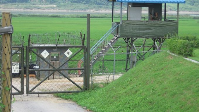 Sever a jih Korejského poloostrova dělí nejstřeženější hranice světa.