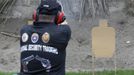 Jaime 'Jimmy' Santiago, a lower court judge in Manila, fires his service pistol during shooting practice with fellow court judges at a police firing range in Manila March 6, 2013. Jaime 'Jimmy' Santiago, a former police officer who headed a special weapons and tactics (SWAT) unit, now a lower court judges in Manila, favours arming Filipino judges to protect themselves from disgruntled litigants who can't accept decisions and criminal syndicates whose members were sent to jail. There had been cases of shootings inside courtrooms.Picture taken March 6, 2013. REUTERS/Romeo Ranoco (PHILIPPINES - Tags: POLITICS CRIME LAW) Published: Dub. 4, 2013, 11:13 dop.